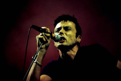 <p><strong>Quién, dónde y cuándo.</strong> Suede. 2 de mayo de 1997. Festimad (Madrid). <br /><strong>Por qué se canceló. </strong> El grupo británico comandado por Bret Anderson <a href="https://elpais.com/diario/1997/05/03/cultura/862610401_850215.html" target="_blank">decidió no tocar</a> "al no considerar adecuado el equipo técnico que se le había preparado". Pero entre bambalinas se apuntó otra razón: el grupo se cabreó por el hecho de que Extremoduro tocaran después de ellos como auténticos cabezas de cartel de la jornada. El nombre de los de Robe Iniesta también aparecía más grande en el cartel, por cierto, lo cual pudo ser la puntilla. <strong><br />Momento de máxima tensión.</strong> Decepción para las 14.000 personas congregadas en el parque de El Soto. Así lo recuerda para ICON un asistente y aún hoy muy fan de Suede: "Vivía en Móstoles y aquello era un hito: ver en casa a tu grupo favorito en su apogeo. Me bajo al parque y hay rumores de que algo ha pasado. No recuerdo ningún cartel o información visible avisando de la cancelación. Hablando con fans que pululaban por allí me dijeron: 'Han venido, han probado sonido, se han enterado de que no encabezan el cartel y se han ido'. Poco después, ese mismo verano fueron cabezas de cartel en el FIB". En la imagen, Brett Anderson actúa en el Reading Festival en Inglaterra en 1997.</p>