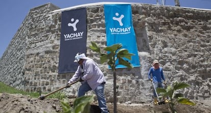 Operários continuam trabalhando na construção de Yacha.