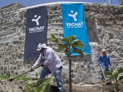 Operários continuam trabalhando na construção de Yacha.