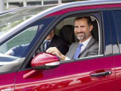 El Príncipe Felipe durante la visita que ha realizado hoy al centro de Vigo de PSA Peugeot-Citroën, con motivo del lanzamiento industrial de los nuevos Citroën C4 Picasso y de la nueva Plataforma Modular Eficiente EMP2.
