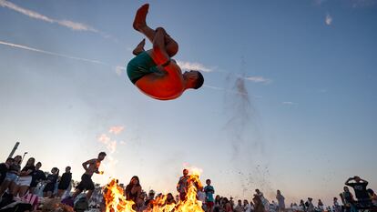 Decenas de personas en una playa de Valencia, este domingo durante la noche de San Juan.