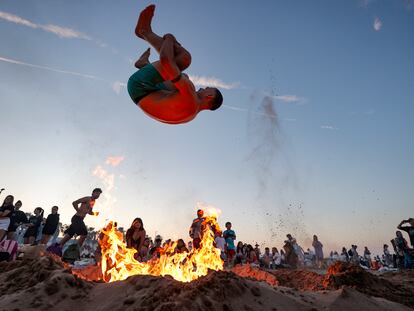 Decenas de personas en una playa de Valencia, este domingo durante la noche de San Juan.