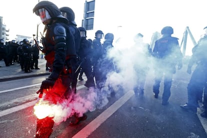 Milers de manifestants han arribat a la capital financera d'Alemanya d'altres països d'Europa per protestar pel que consideren un malbaratament en anys de dura crisi econòmica.