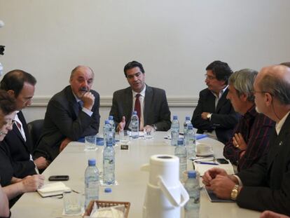 Jorge Capitanich, el ministro de Trabajo y dirigentes de los sindicatos de educadores