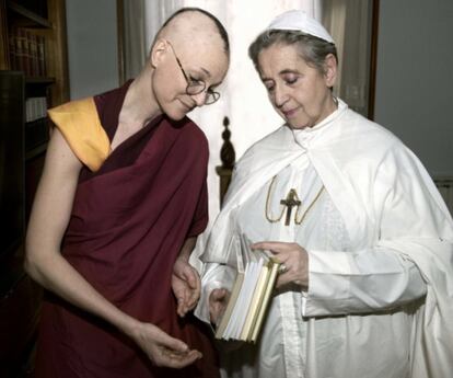 The Lideresas recreate the photo between the Dalai Lama and the Pope.