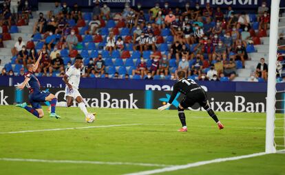 Vinicius marca su primer gol ante el Levante este domingo en el Ciutat de València.