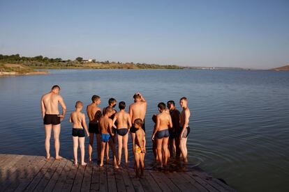 Los miembros del club patriótico militar 'Patriota' de la ciudad de Evpatoria en Crimea, que está de visita en la base del club patriótico militar 'Caballeros rusos', se preparan para nadar en un lago, cerca del pueblo de Sengileyevskoye (Rusia), el 4 de agosto de 2017.