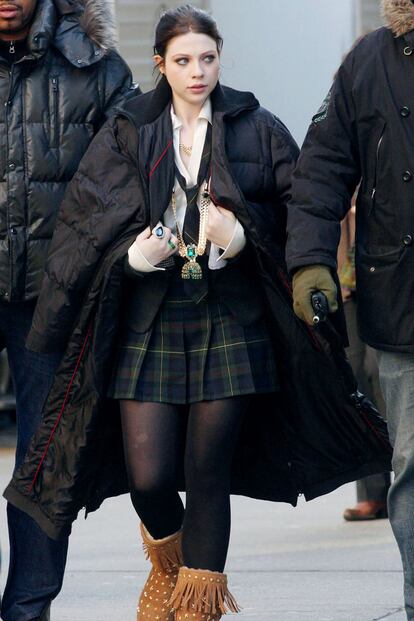Michelle Tratchenberg tampoco puede soportar los rigores del frío de Nueva York durante el rodaje de Gossip Girl. El abrigo de plumas se hace imprescindible.