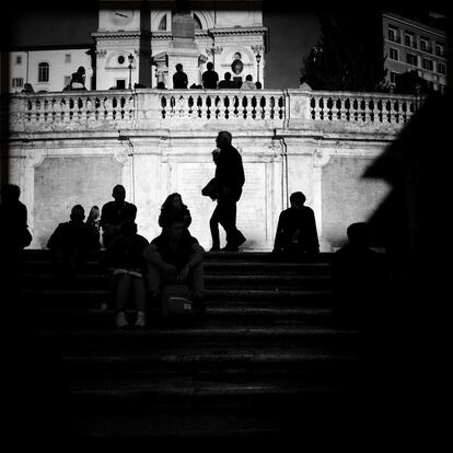 Siluetas en la plaza de España de Roma (Italia), 17 de noviembre de 2013.