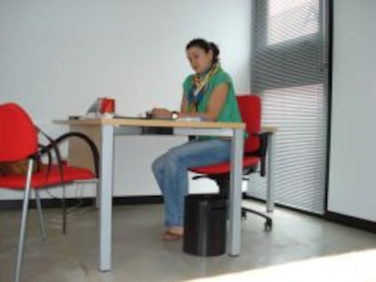 Una de las emprendedoras del vivero de empresas de la Cámara de Comercio de La Coruña trabajando en su puesto.