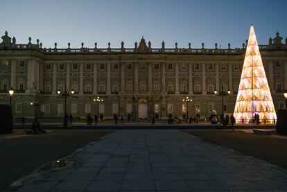 Atardecer en el Palacio de Oriente, donde recibe el árbol iluminado de Teresa Sapey + Partners. |