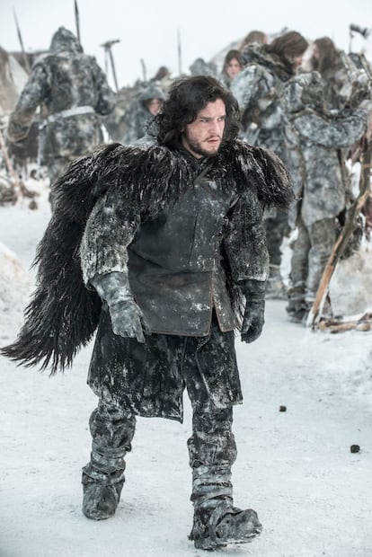 Al contrario que sus compañeros, Jon Snow no era un narcisista ni un ególatra, sólo era terriblemente aburrido. En una ficción que era un polvorín emocional, Snow vagaba permanentemente como un alma en pena. Estaba en el centro de todos los acontecimientos, pero todo le acababa saliendo mal. Si en la novela de George RR Martin su abulia no resulta tan visible, en la serie es difícil de ignorar. Para rematarlo, los guionistas le hicieron un flaco favor al dejar uno de los momentos más épicos de la ficción, el asesinato del Rey de la Noche, en manos de Arya Stark. Una niña de 12 años liberaba al continente de su mayor amenaza, mientras Snow, sobrepasado por las circunstancias, se limitaba a gritar impotente. No ayudó a la épica que el actor Kit Harington manejase unos recursos interpretativos, digamos, limitados. No tenía química con Rose Leslie, su primer interés romántico —y eso que acabó siendo su mujer en la vida real—, ni con la Daenerys interpretada por Emilia Clarke. Harington perdía sus duelos interpretativos hasta con un huargo y ni siquiera con el huargo real, sino con el recreado por CGI. 