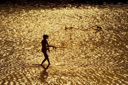 Los aldeanos indios participan en un festival anual de pesca en el río Bhargavi en Haripur, a las afueras de Bhubaneswar. 29 de mayo de 2014.