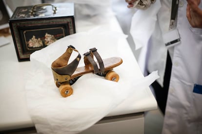 En el Taller de porcelana y vidrio se ocupan también de piezas en otros materiales, como este patín de madera.