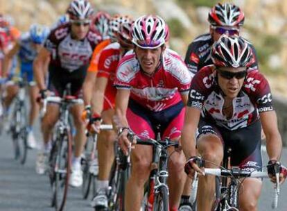 Carlos Sastre, a la derecha, seguido por Luis Pérez, en la ascensión al puerto de Navalmoral.