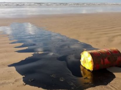 Depois dos incêndios na Amazônia, petróleo de origem desconhecida contaminam há semanas ao menos 130 praias em nove Estados do Nordeste. Bolsonaro cogita  crime 