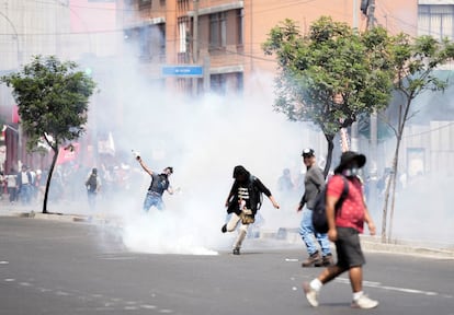 Manifestantes en Lima (Perú), este viernes.