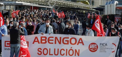 Trabajadores de Abengoa, convocados por UGT, durante una concentración ante la sede de la compañía en Palmas Altas.