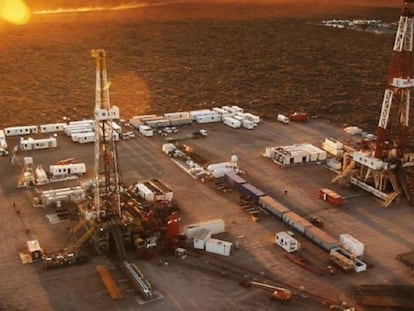 Vista panorámica de los trabajos de extracción en el yacimiento argentino de Vaca Muerta.