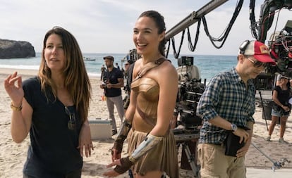 Patty Jenkins dá ordens a Gal Gadot no set de ‘Mulher-Maravilha’. 