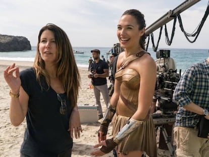 Patty Jenkins dá ordens a Gal Gadot no set de ‘Mulher-Maravilha’. 