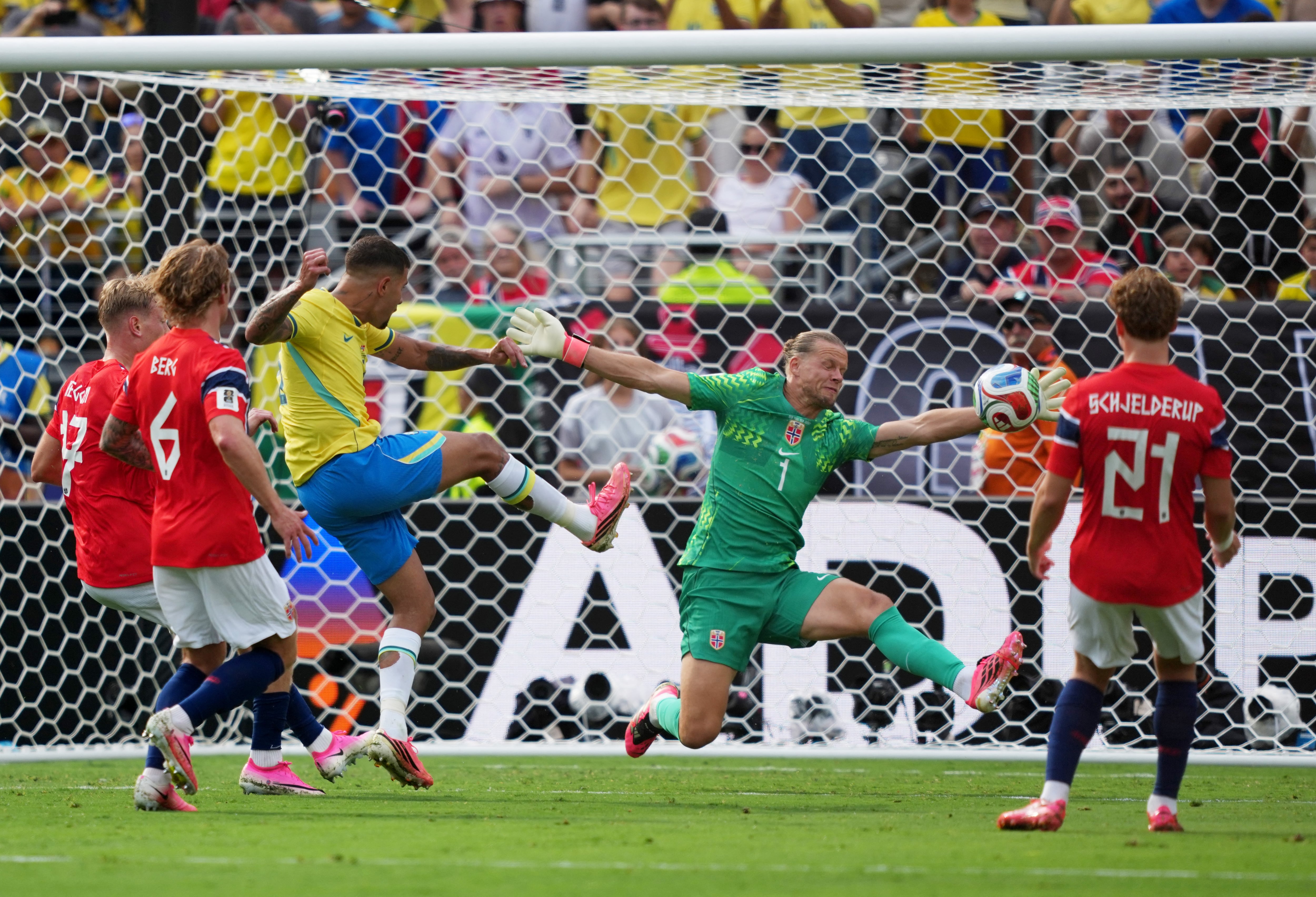 Nyland, portero estrella del Mundial y en el paro