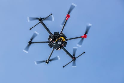 Un dron empleado por el ingeniero José Jorquera y la glacióloga Veronica Tollenaar en Glaciar Unión.