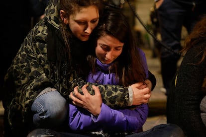 Dos jóvenes se abrazan durante un homenaje a las víctimas de los atentados en Bruselas (Bélgica), el 22 de marzo de 2016.