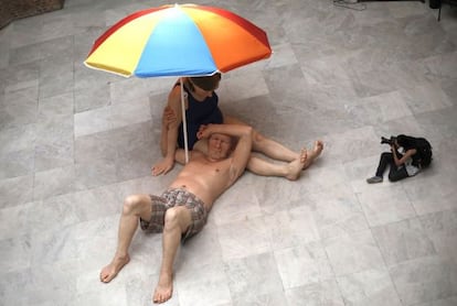 'Casal sob o Guarda-Sol', obra de Ron Mueck