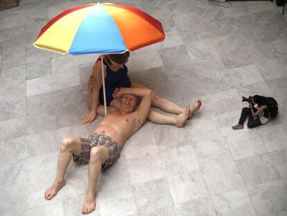 'Casal sob o Guarda-Sol', obra de Ron Mueck