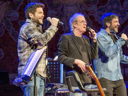 Aute en su concierto del Palau de la M&uacute;sica, cantando &#039;Una de dos&#039;, con los Estopa.