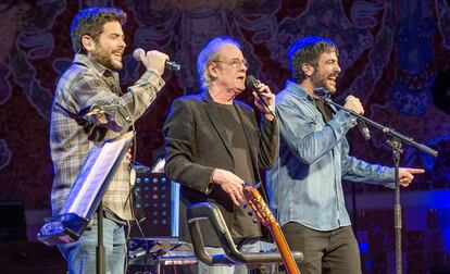 Aute en su concierto del Palau de la Música, cantando 'Una de dos', con los Estopa.