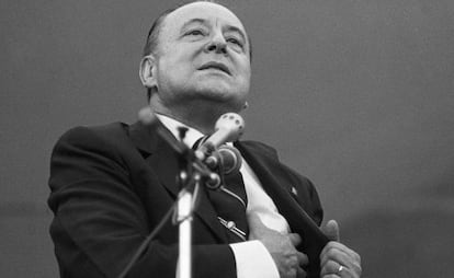 El dirigente ultraderechista Blas Piñar, en la celebración del 18 de julio en la plaza de toros de Aranjuez (Madrid), en 1981.