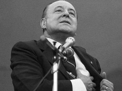 El dirigente ultraderechista Blas Pi&ntilde;ar, en la celebraci&oacute;n del 18 de julio en la plaza de toros de Aranjuez (Madrid), en 1981. 