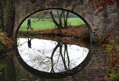 Paraje de un parque de Hanau, cerca de Frankfurt, en el que el reflejo del agua dibuja una circunferencia casi perfecta a su paso por un puente. 