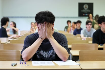 Un alumno antes de la prueba en una de las clases en la Universidad Complutense de Madrid, este martes.