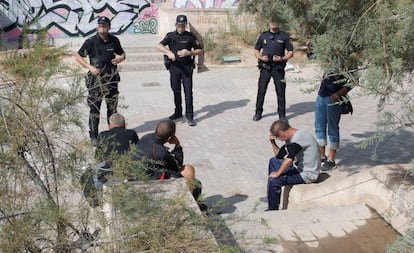 Agentes de policía custodian a los cuatro indigentes, en calidad de testigos, que compartían lugar de pernoctación con el indigente hallado muerto bajo un puente en Teulada.