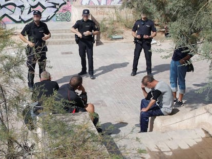 Agentes de policía custodian a los cuatro indigentes, en calidad de testigos, que compartían lugar de pernoctación con el indigente hallado muerto bajo un puente en Teulada. 