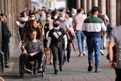 Gente caminando por calles del Centro Histórico de Ciudad de México, en junio de 2021.