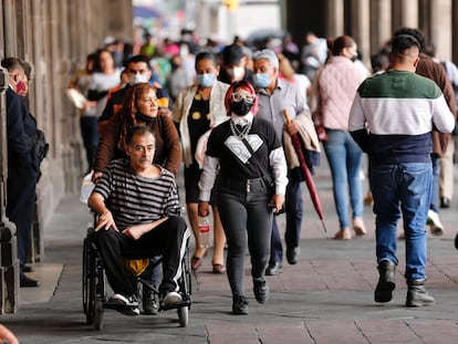 Gente caminando por calles del Centro Histórico de Ciudad de México, en junio de 2021.