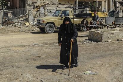 Una mujer pasea entre las calles destruidas de Douma (Siria), este domingo.