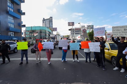 Protesta de algunos padres ante el Colegio Williams