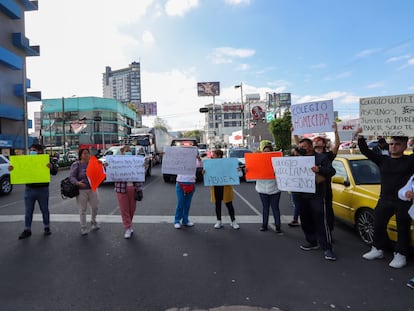 Protesta de algunos padres ante el Colegio Williams