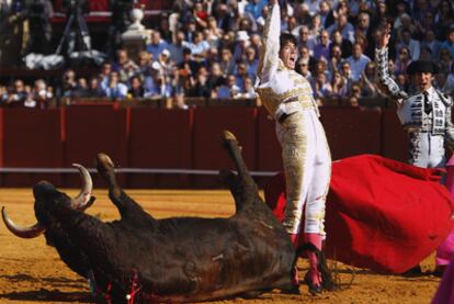 Esaú Fernández después de matar a su primer toro.