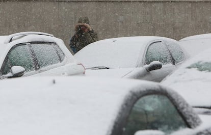 Coches con una ligera capa de nieve en el barrio de Retiro de Madrid.