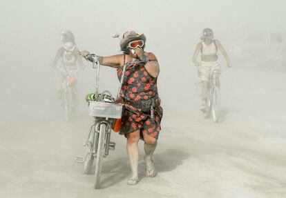 Participantes se aproximan, a través del polvo, a la meta de la 29ª Edición del Festival Burning Man en la ciudad de Black Rock, en Nevada (Estados Unidos).