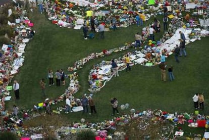 Homenaje a Giffords y otras víctimas en las puertas del hospital