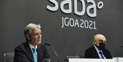 El consejero delegado de Saba, Josep Martínez Vila, junto al presidente de la compañía, Salvador Alemany, en la junta de accionistas celebrada esta mañana.