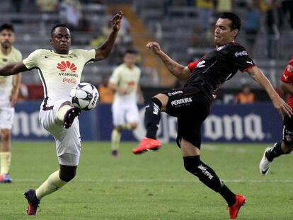 Ibarra y Arreola pelean por el balón