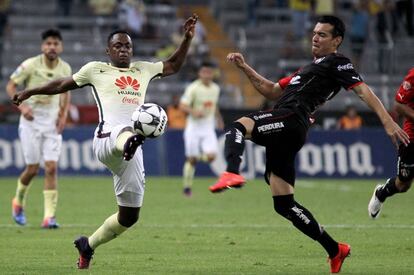 Ibarra y Arreola pelean por el balón